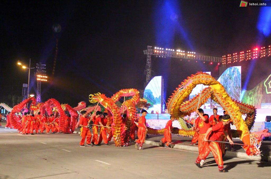 Biểu diễn múa rồng trong Carnaval Hạ Long 2014