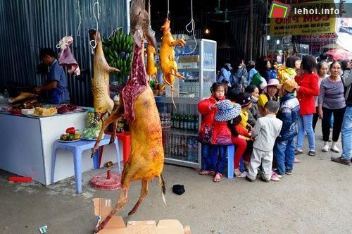 Treo bán thịt thú rừng tại chùa Hương