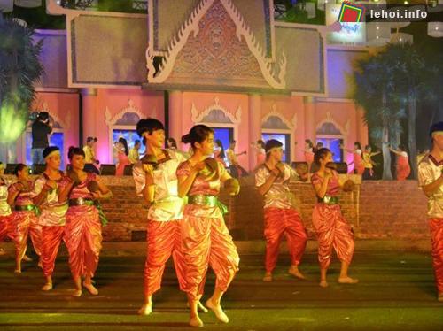 Một điệu múa người Khmer biểu diễn trong Lễ Hội Chol ChNam Thmay