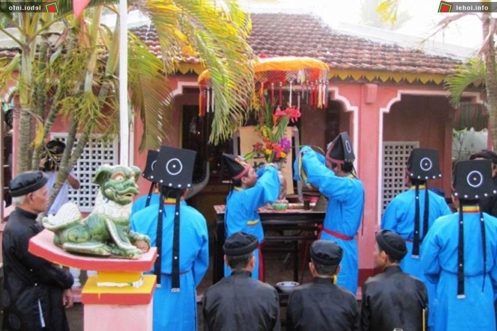 Lễ dâng hương tại đình làng Phú Lễ