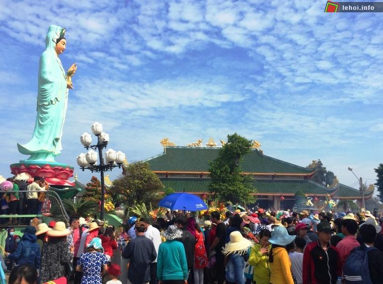 Lễ hội Quán âm Nam Hải tại Bạc Liêu thu hút nhiều Phật tử và khách thập phương đến tham dự