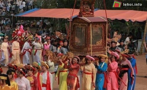 Người dân rước kệu trong Lễ hội tưởng niệm Cao Lỗ Vương tại Bắc Ninh