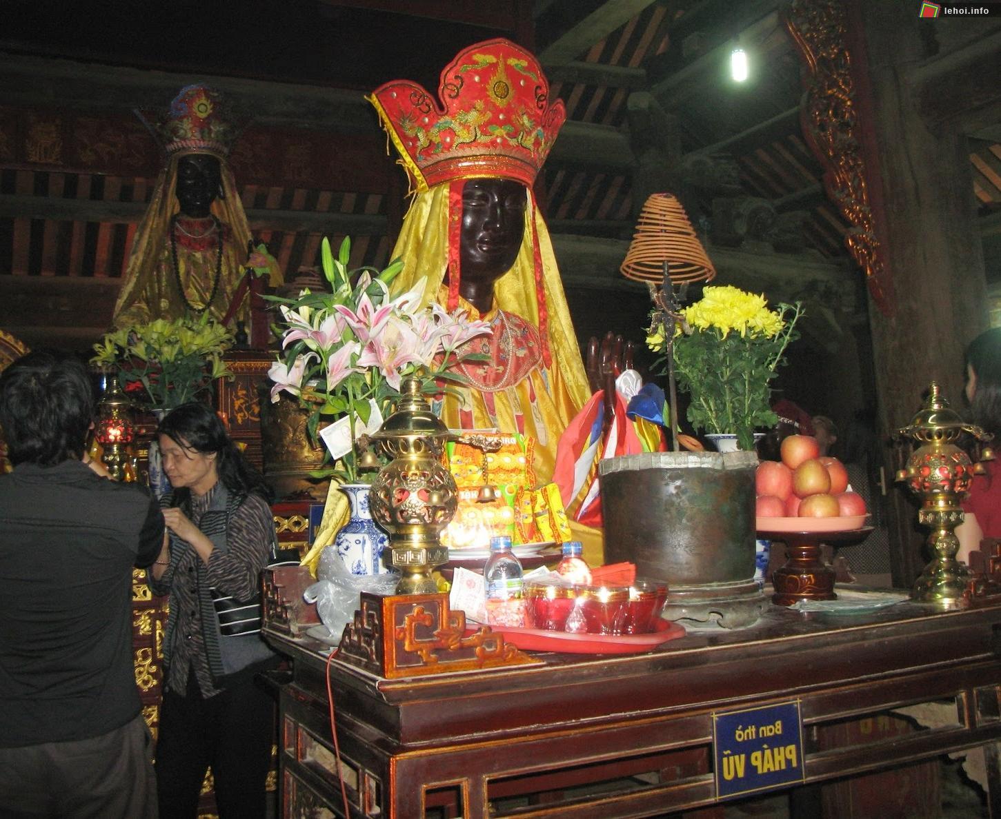 Bàn thờ Pháp Vũ trong chùa Dâu