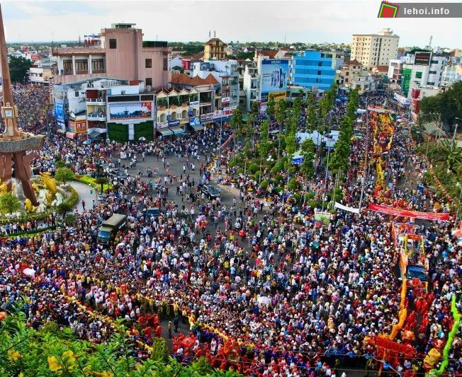 Hàng nghìn người về Bình Dương tham dự Lễ hội chùa Bà Thiên Hậu