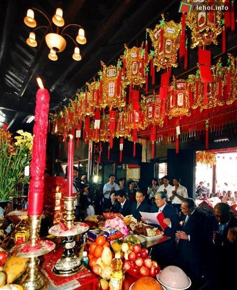 Người dân đang tiến hành tế lễ trong chùa Bà Thiên Hậu