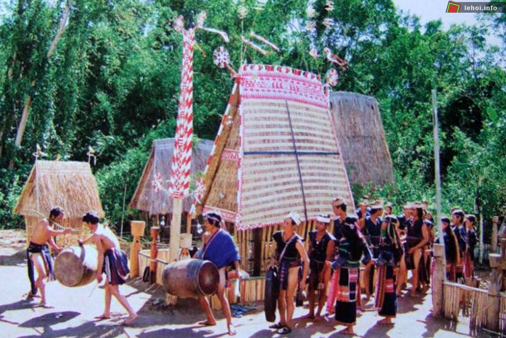 Người dân Tây Nguyên tại tỉnh Gia Lai đang cử hành nghi lễ trong Lễ Bỏ Mả