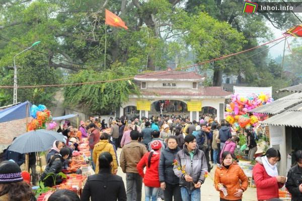 Rất đông người dân quanh vùng và khách thập phương về vãn cảnh đền Kỳ Sầm trong ngày hội