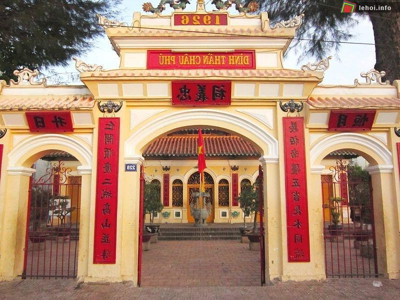 Cổng vào đình Châu Phú tại tỉnh An Giang