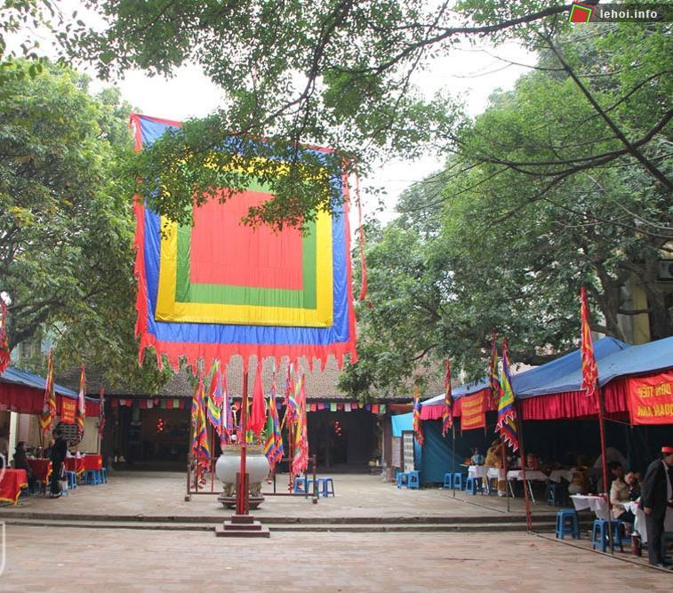 Sân đền Đồng Nhân trong dịp lễ hội