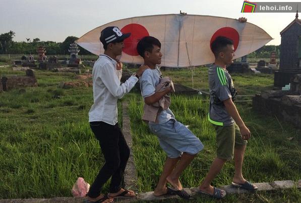 Thanh thiếu niên làng Đại Hoàng nô nức xem hội thả diều