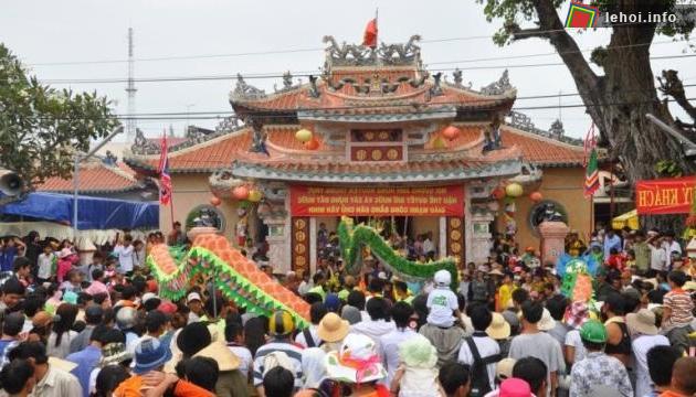 Hàng ngàn người dân trong nước quy tụ về Hội đền Nguyễn Trung Trực