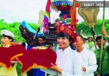 Dâng lễ ở đền Nguyễn Thị Bích Châu.