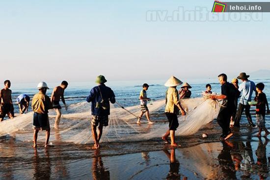 Ngư dân Hà Tĩnh đánh bắt vào buổi sáng