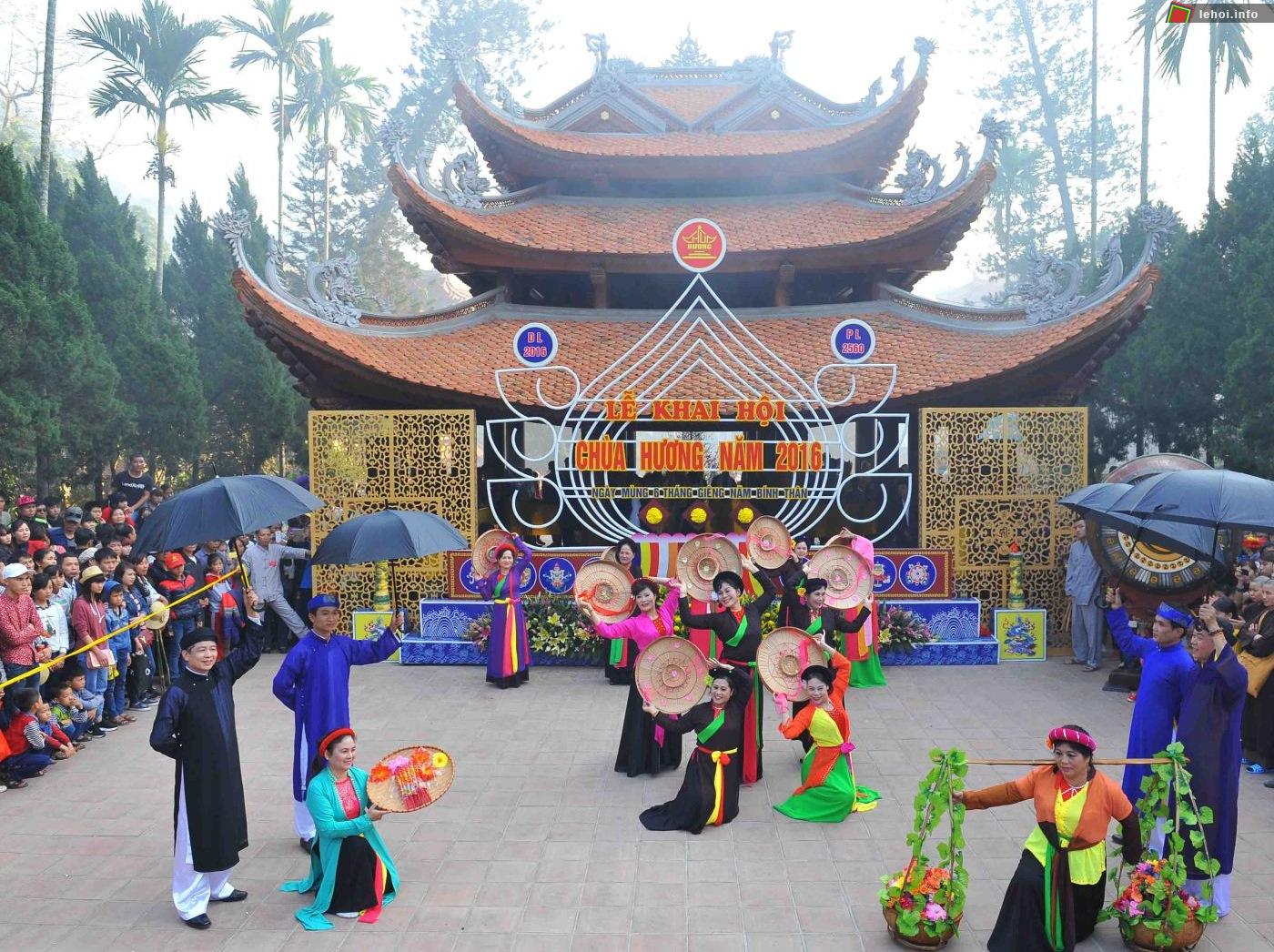Lễ hội Chùa Hương tại Hà Nội