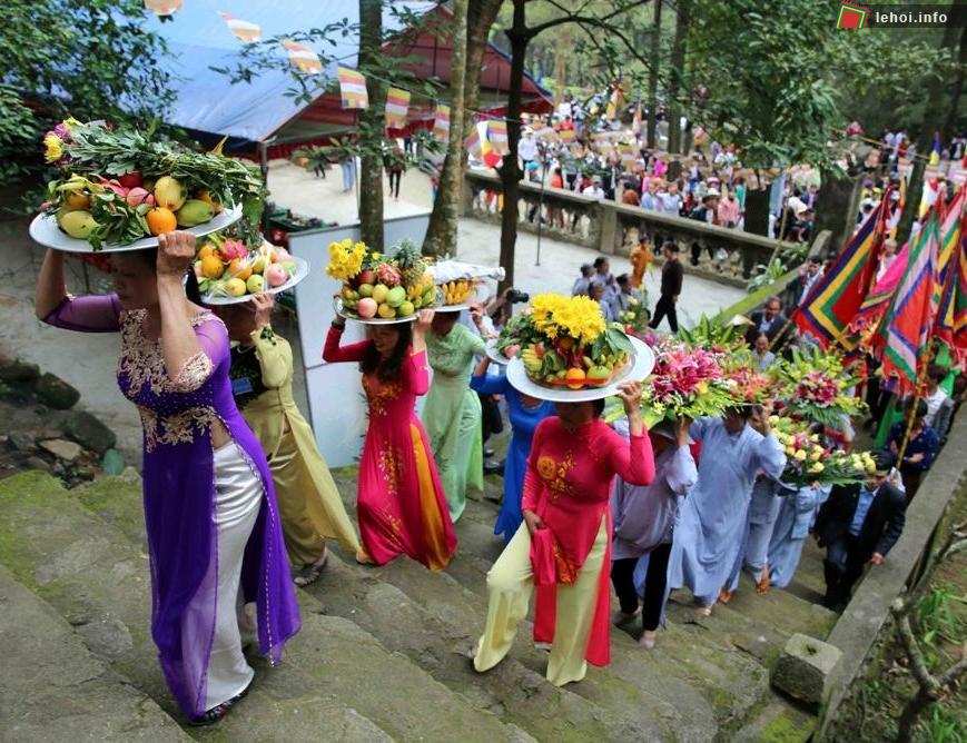 Các tăng ni người dân và khách thập phương đội lễ lên chùa lễ Phật