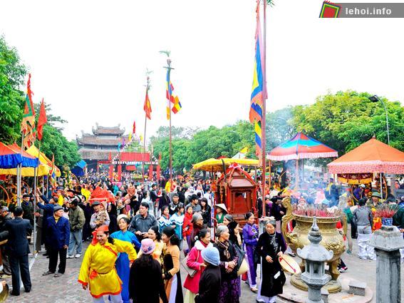 Rất đông người dân trong vùng và du khách thập phương về dự hội chùa Minh Khánh