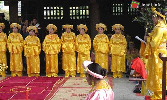 Đội nữ đang làm lễ tại chùa Vân Tra