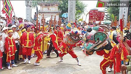 Múa sư tử trong lễ hội truyền thống ở đền Độc Bộ