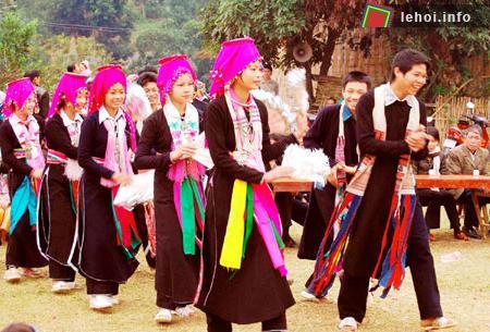 Múa quạt trong lễ hội Cầu mùa của người Dao Tuyển. Ảnh: Internet
