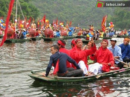 Độc đáo lễ cúng hà bá trên 'Hạ Long cạn' tại Ninh Bình