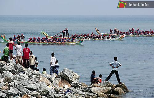 Đặc sắc lễ hội đua thuyền Lý Sơn