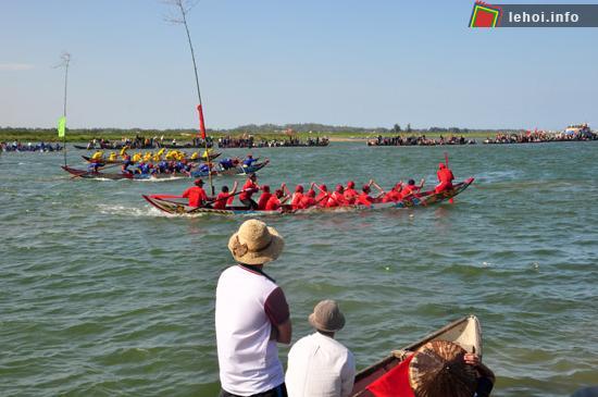 Sôi động lễ hội đua thuyền đầu năm ở xã Tịnh Long