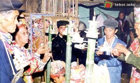 Tiến hành nghi lễ dâng đèn trong lễ cấp sắc của người Dao Thanh Phán.
