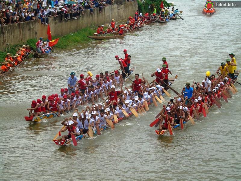 Cứ đến ngày Quốc Khánh 2/9, huyện Lệ Thủy lại mở hội bơi, đua thuyền nam, nữ sôi nổi, hào hứng trong địa phương gắn với “ăn Tết Độc lập”