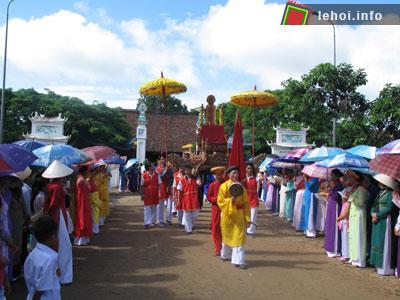 Lễ rước thần ở đình làng tại Quảng Bình