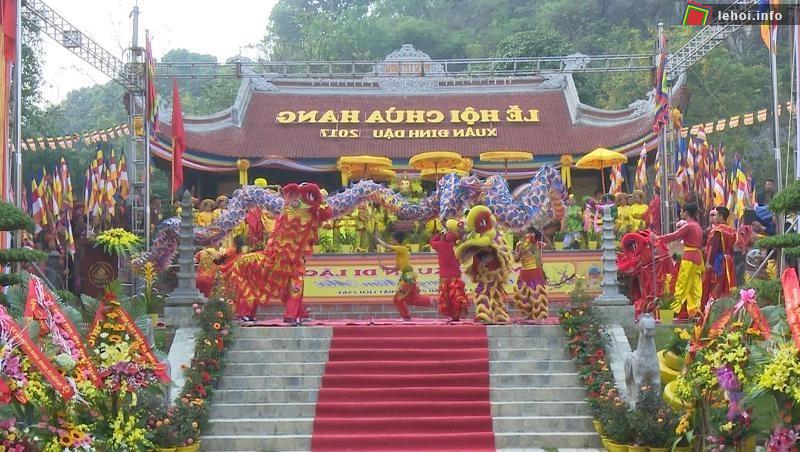 Tiết mục múa lân đặc sắc khai mạc lễ hội xuân Chùa Hang - Định Hoá