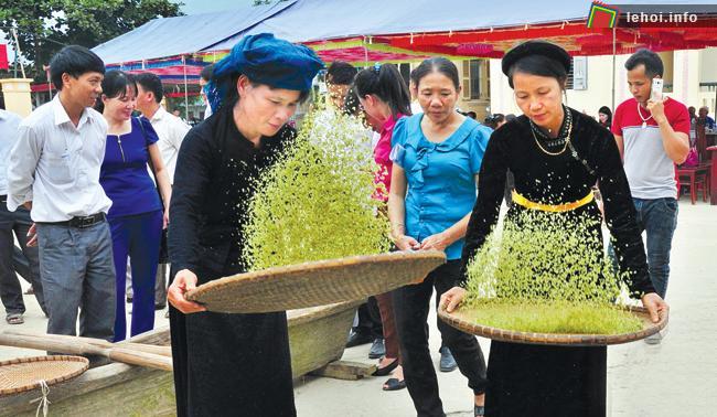 Người dân tham gia lễ hội giã cốm tại Tuyên Quang