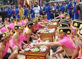 Cảnh bàn tiệc trong lễ hội hội Đình Cả của 5 làng Tích Sơn
