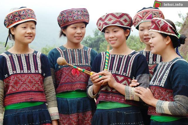 Các cô gái dân tộc trong lễ quét ma làng của người Xá Phó
