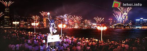 Cảng Victoria - Hongkong luôn thu hút rất đông du khách chiêm ngưỡng pháo hoa và chào đón năm mới