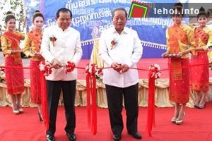 Lãnh đạo Lào cắt băng khai mạc Lễ hội That Luang