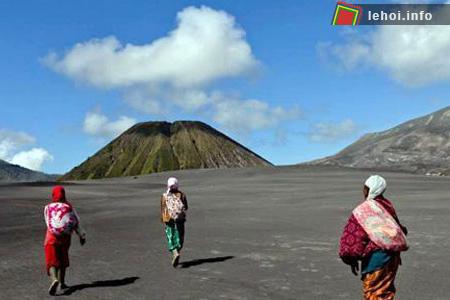 Những tín đồ theo đạo Hindu thực hiện cuộc hành trình tế thần trên miệng núi lửa Bromo - cao khoảng 2.328m