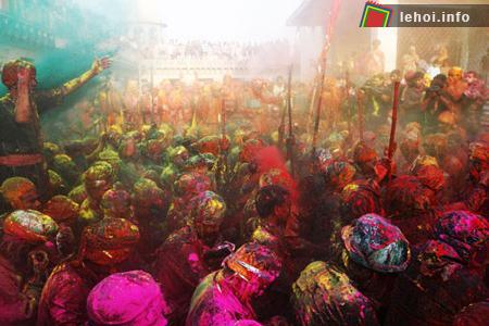 Người dân tham gia ném phẩm màu tại lễ hội Holi