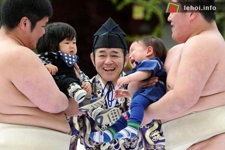 Vui nhộn với lễ hội Sumo dọa trẻ con tại Nhật Bản