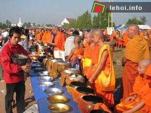 Tưng bừng Lễ hội Thát Luổng tôn vinh Phật giáo ở Lào