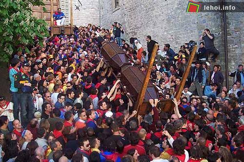 Lạ kỳ lễ hội rước nến Gubbio, Ý. 