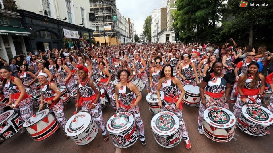 Các ban nhạc diễu hành qua các đường phố trong Lễ hội