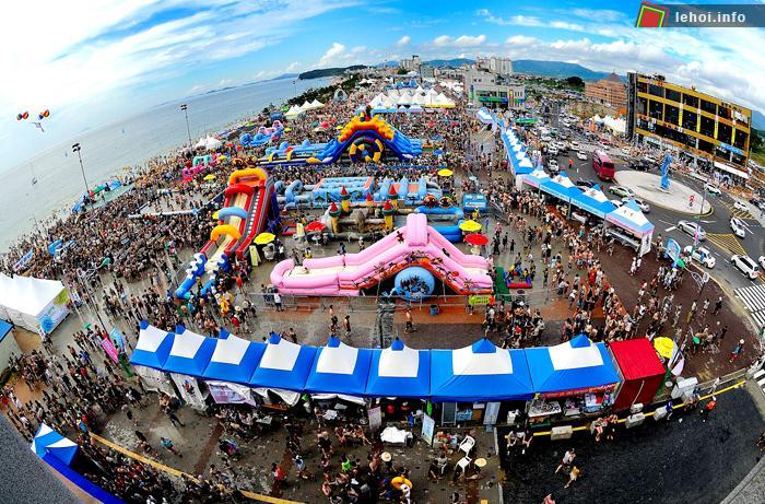 Toàn cảnh khu trải nghiệm sân khấu chính, Mud Air Bounce của lễ hội bùn Boryeong.