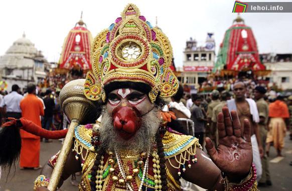 Một người đàn ông Ấn Độ đã mặc như khỉ thần Hanuman