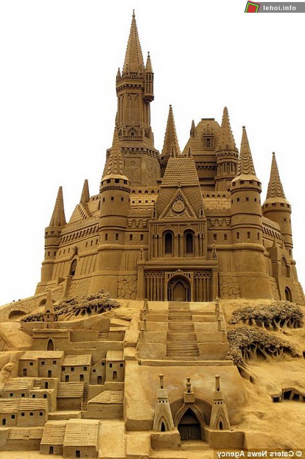 Tòa lâu đài nguy nga làm từ cát