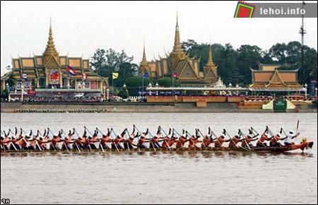 Đua thuyền trên sông Tonlê Xáp