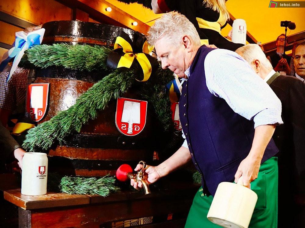 Hình ảnh ngài thị trưởng thành phố Munich (Đức) khai mạc lễ hội bằng cách khui thùng bia đầu tiên