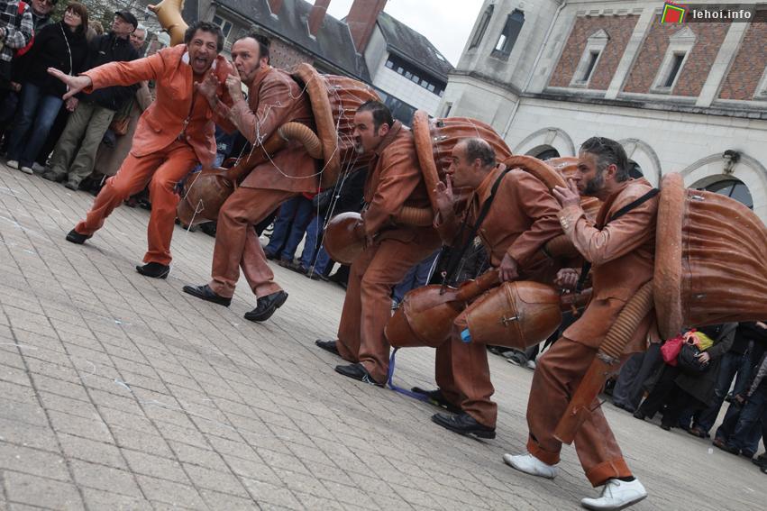 Sôi động lễ hội Carnaval Blois, Pháp