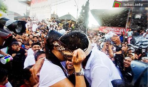 Nụ hôn ngọt ngào trong ngày lễ Omed-Omedan.