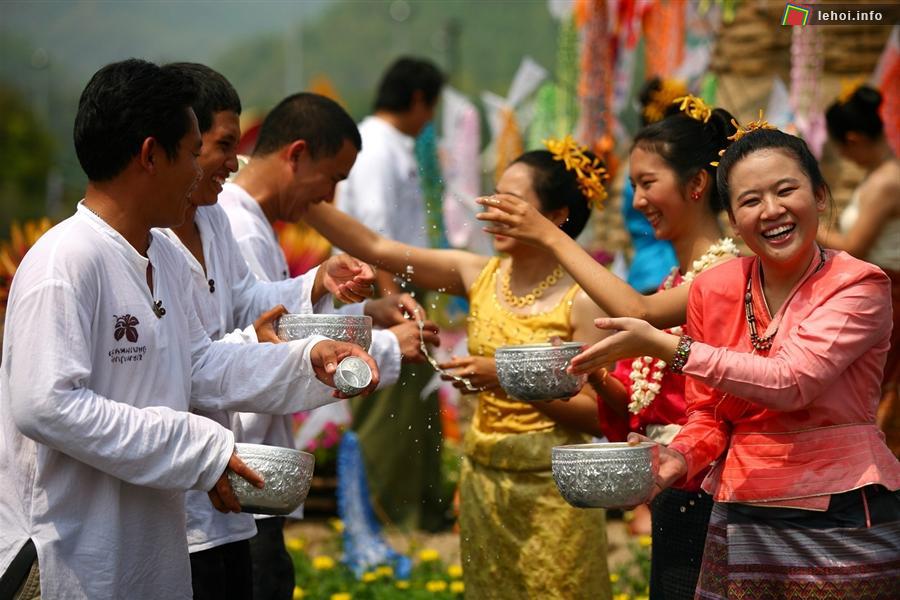 Lễ té nước cầu may của Campuchia