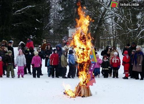 Lễ hội Maslenitsa: Tuần lễ tiễn mùa đông của Nga